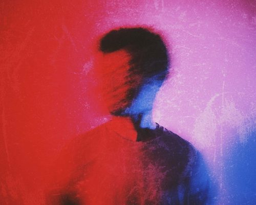 blurred-silhouette-man-looking-aside_most